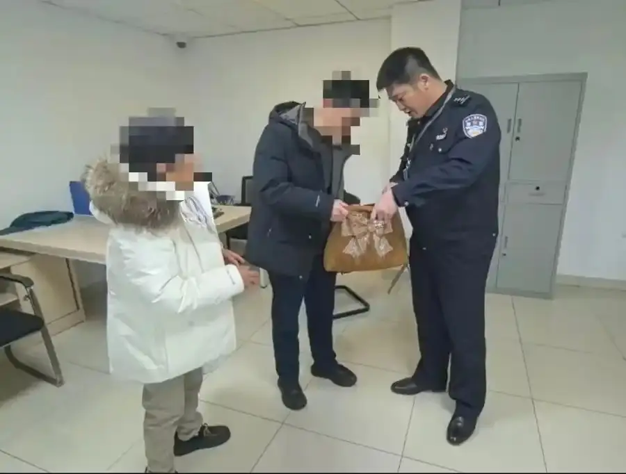 夫婦路邊散步撿到帆布袋，里面裝了20多個(gè)紅包共7萬多元，失主：4個(gè)孩子的壓歲錢